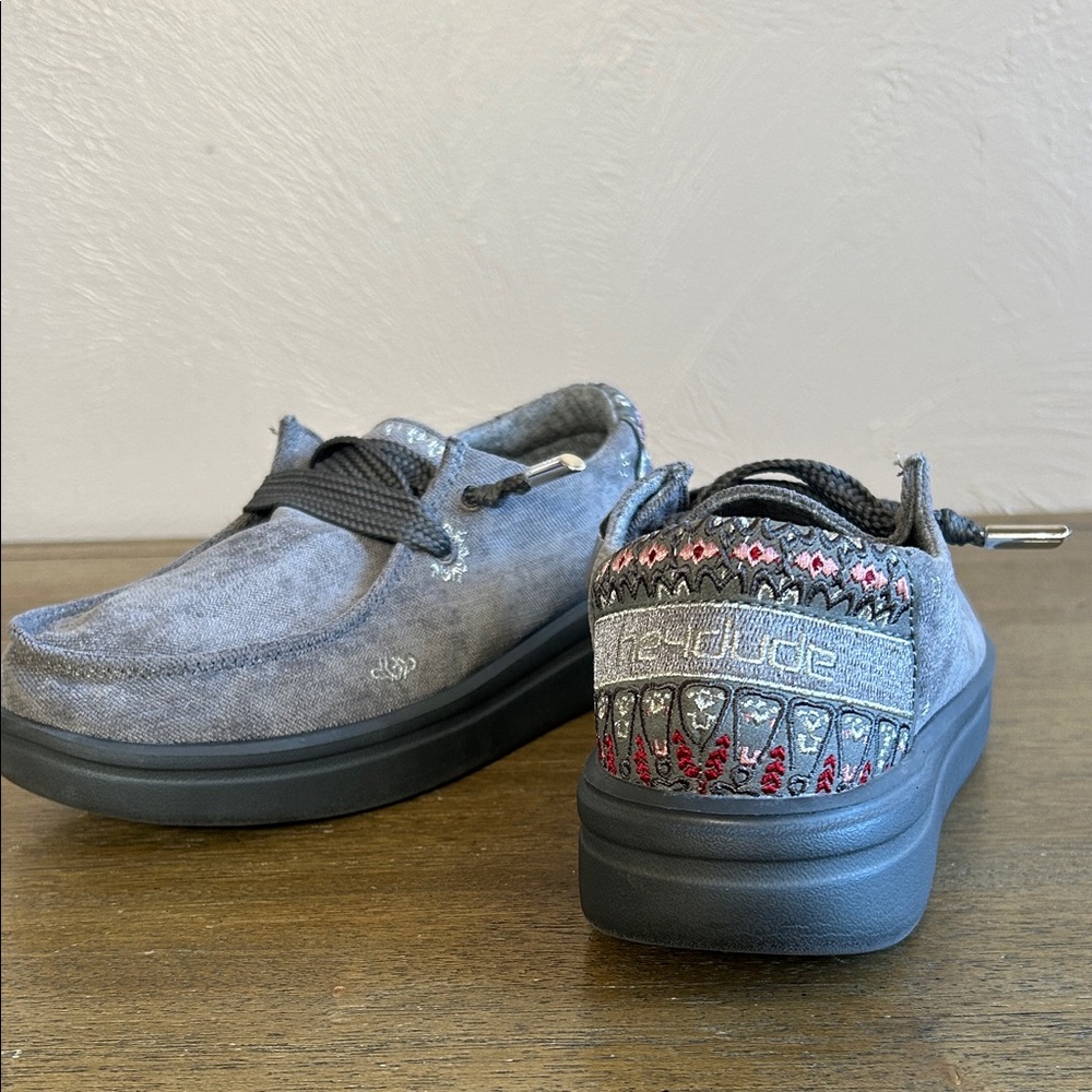 Hey Dude Wendy Rise Women’s Slip On Loafers Charcoal Gray Embroidered Heel.Sz. 7
